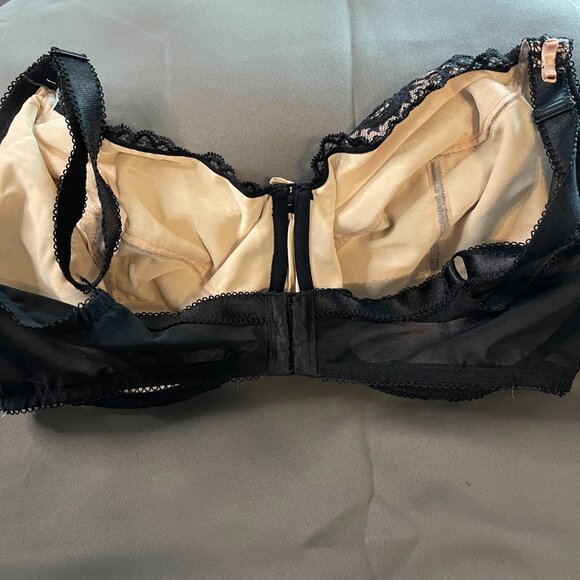 This is a beautiful bra 38I - Picture 2 of 4